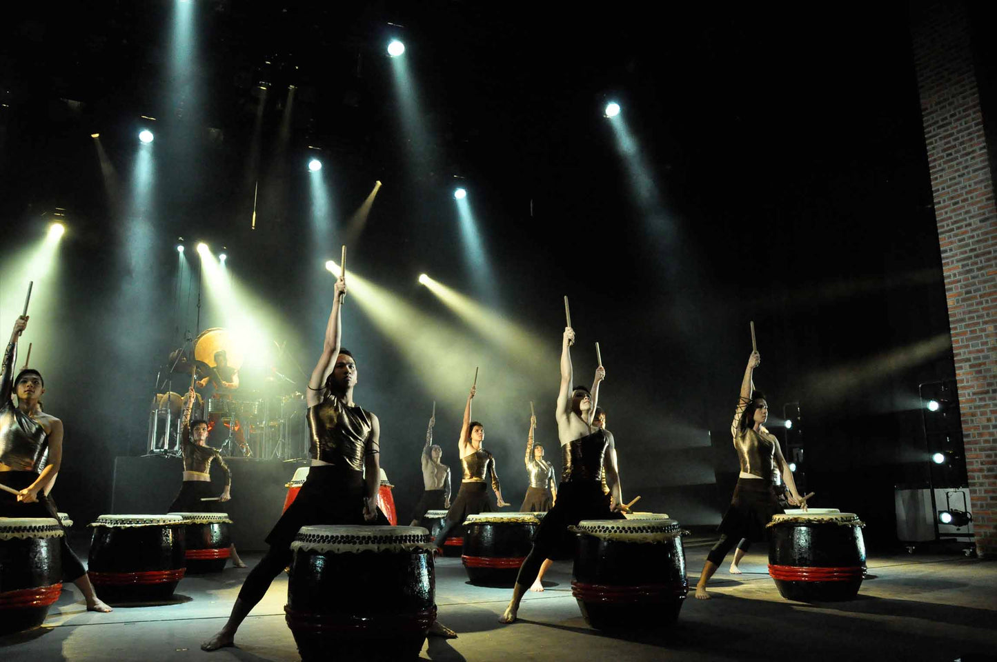 CHINESE DRUM PERFORMERS